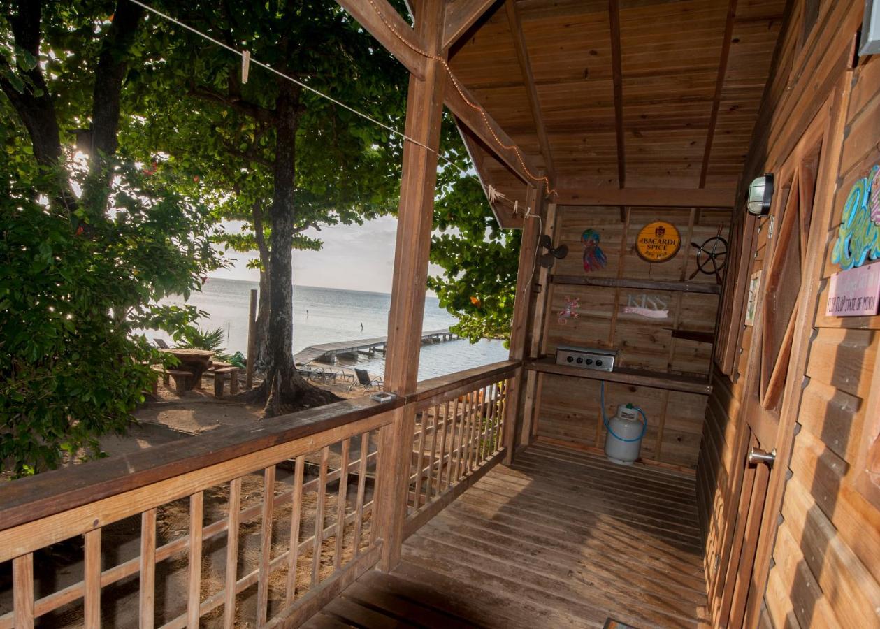 Blue Island Divers Casita Azul Sandy Bay Exterior photo