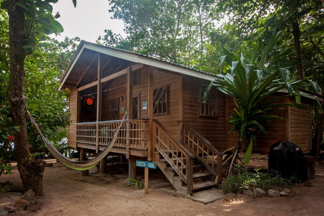 Blue Island Divers Casita Azul Sandy Bay Exterior photo