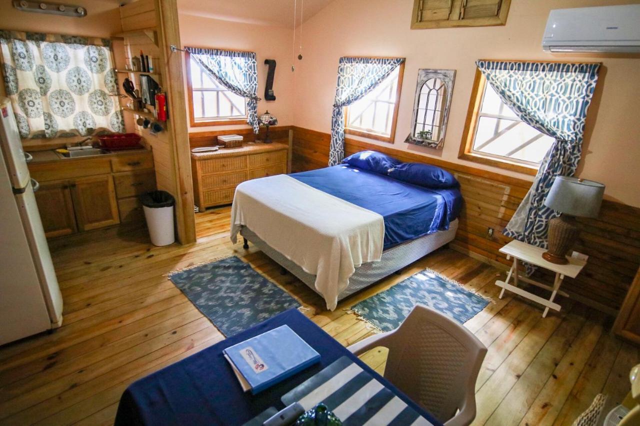 Blue Island Divers Casita Azul Sandy Bay Exterior photo